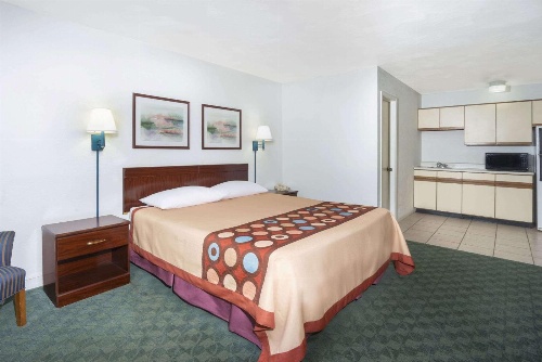 Super 8 by Wyndham Taylorville IL image 3